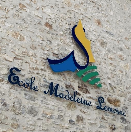 Découpe métallique du logo de Savignac-les-églises sur la façade de l'école primaire Madeleine Lemoine